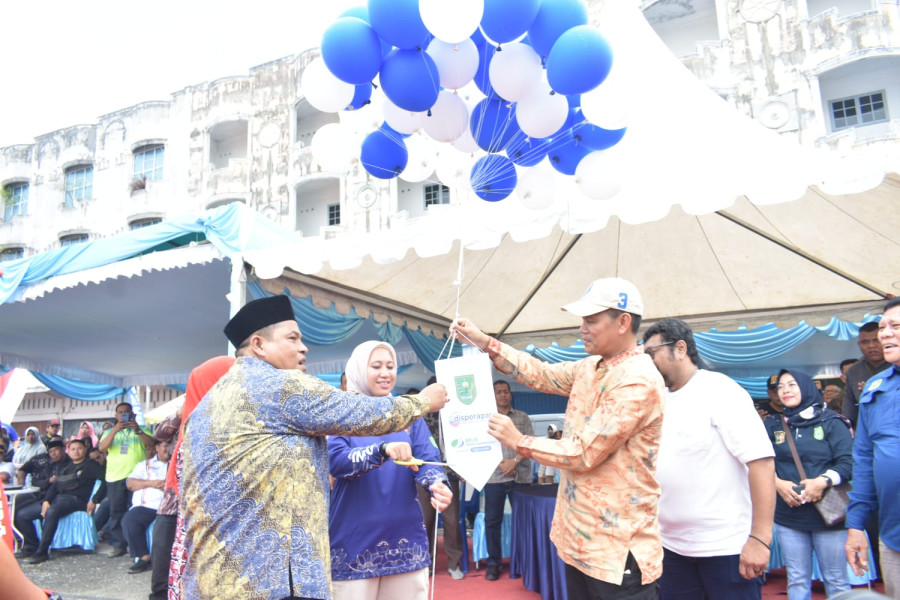 Bupati Rezita Buka Pacu Sampan Tradisional di Tepian Jembatan Trio Amanah Rengat