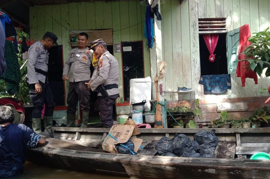 Kapolsek Rengat Barat Beri Bantuan Sembako kepada 30 KK di Desa Danau Baru