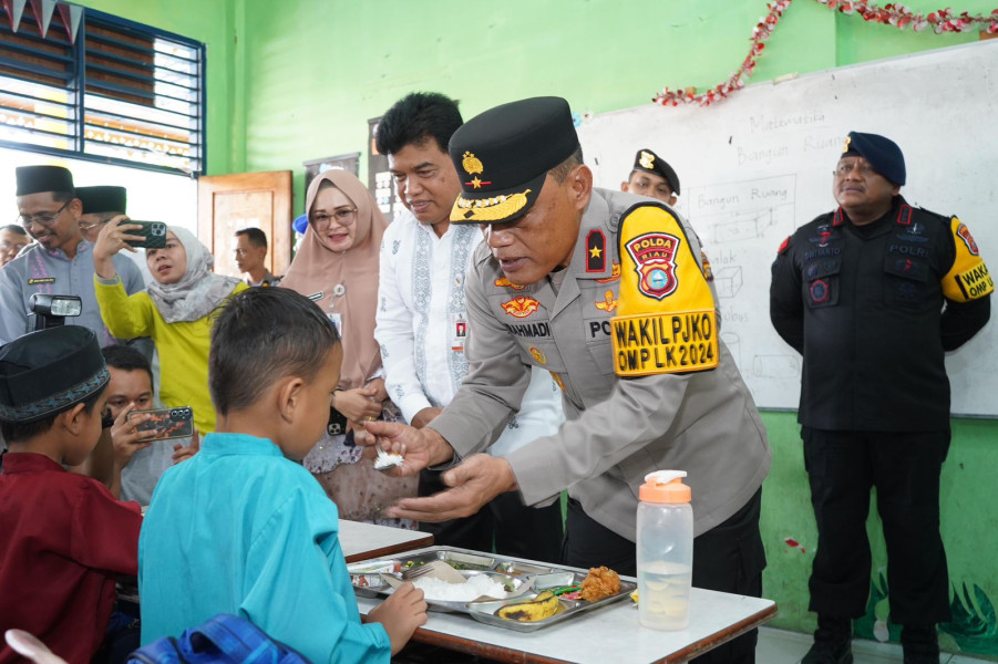 Polda Riau Dukung Program Asta Cita Presiden, Beri Makan Bergizi untuk Anak-anak Sekolah