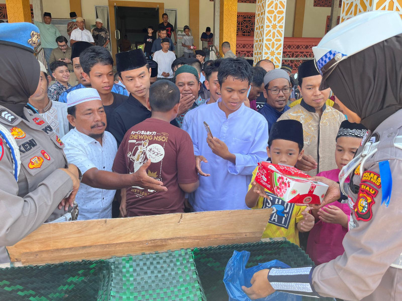 Polres Rohul Bagikan Ratusan Nasi Kotak di Masjid Silaturahim Sambil Sampaikan Pesan Damai Pilkada 2024