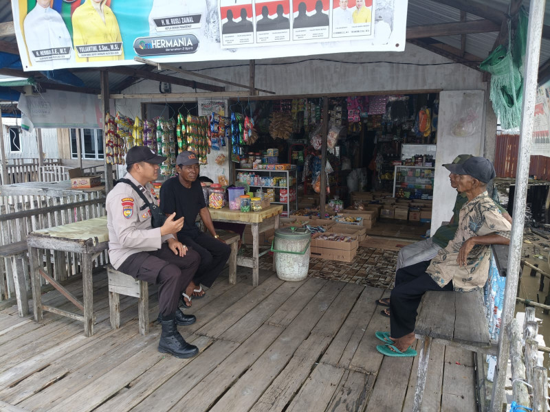 Patroli Sambang Jelang Pilkada, Bhabinkamtibmas Sungai Bela Ajak Warga Ciptakan Kamtibmas yang Kondusif