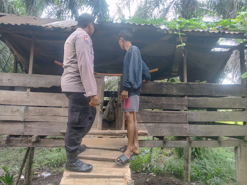 Bhabinkamtibmas Polsek Kuala Cenaku Sambangi Peternak Kambing di Teluk Sungkai