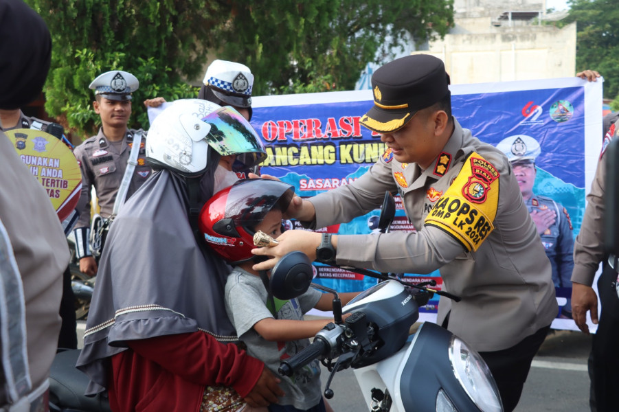 Kampanye Keselamatan dan Partisipasi Pemilih, Kapolres Inhu Bagi-bagi Helm Gratis