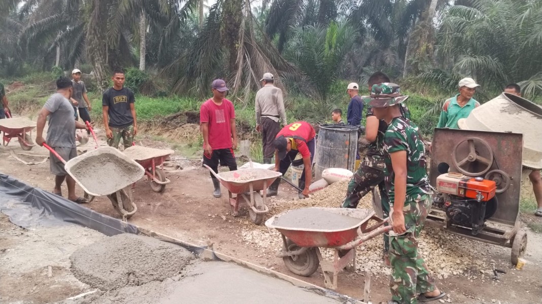 Wujudkan Akses Desa Lebih Baik, TNI dan Warga Bahu-Membahu Semenisasi Jalan 1 KM di Desa Kuala Lemang