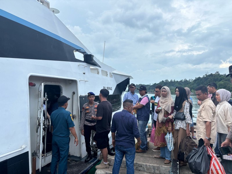 Satpolairud Polres Lingga Perkuat Pengamanan untuk Menjaga Keamanan Penumpang di Pelabuhan Jagoh.