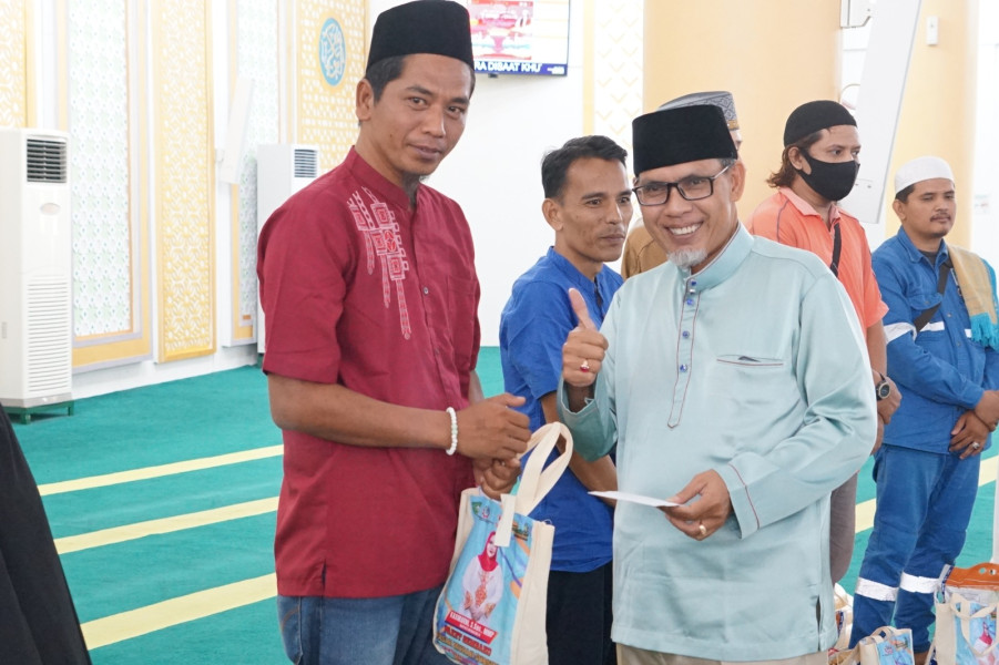 Pemcam Mandau Bersama DKMB Serahkan Sembako dan Santunan untuk Mualaf Binaan Masjid Besar Arafah