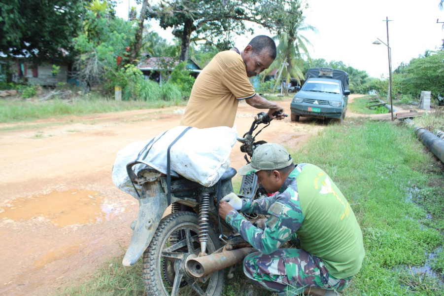 Motor Warga Mogok, Satgas TMMD ke-121 Langsung Beri Bantuan