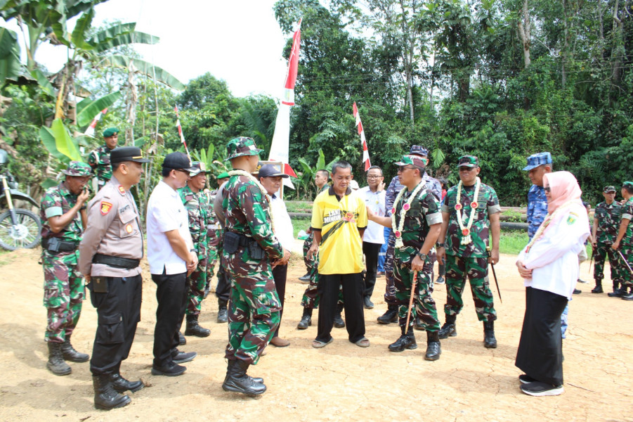 Usai Dibuka, Dandim Dampingi Danrem 101/Antasari dan Forkopimda Tinjau Lokasi Sasaran TMMD