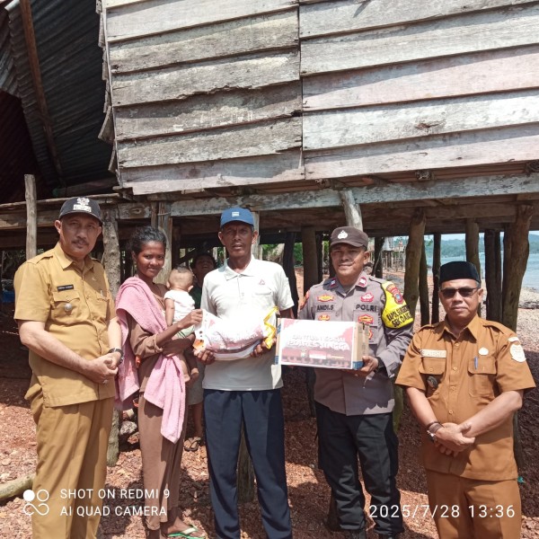 Kapolres Lingga Salurkan Bantuan Sosial kepada Korban Puting Beliung di Pulau Lipan Desa Penuba.