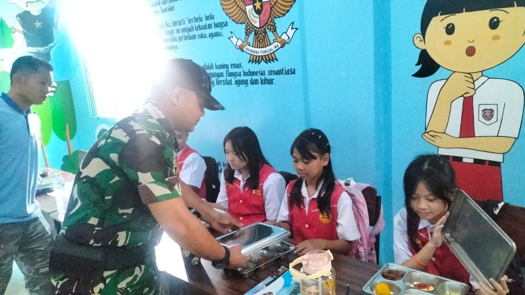 Dukung Pemenuhan Gizi Anak, Babinsa Koramil 06/Kateman Kawal Program MBG