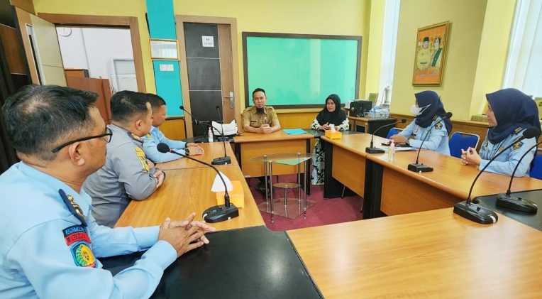 Kepala DPMPTSP Inhil Serahkan Surat Izin Klinik Pratama Rawat Jalan Lapas Tembilahan