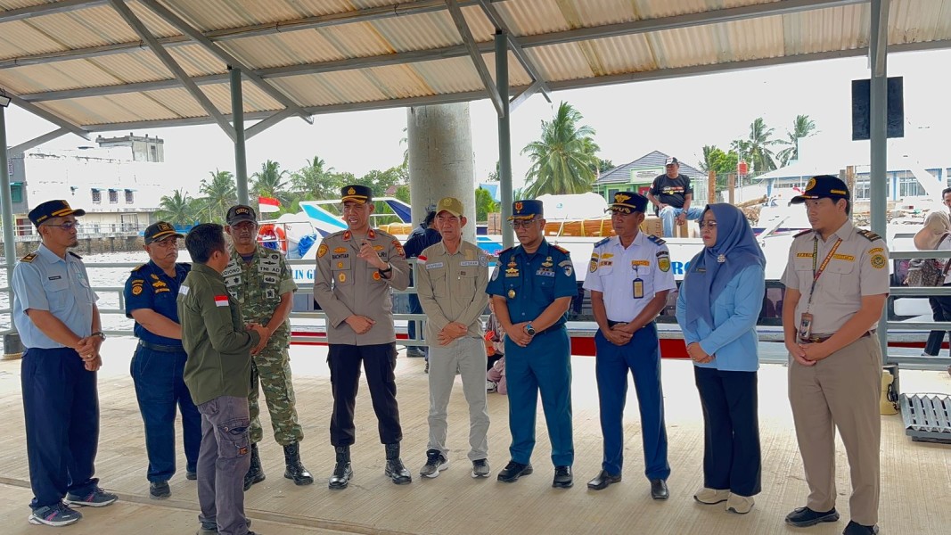 Jelang Idul Fitri, Personel Koramil 06/Kateman Bersama Aparat Gabungan Berikan Pengamanan Kawasan Pelabuhan