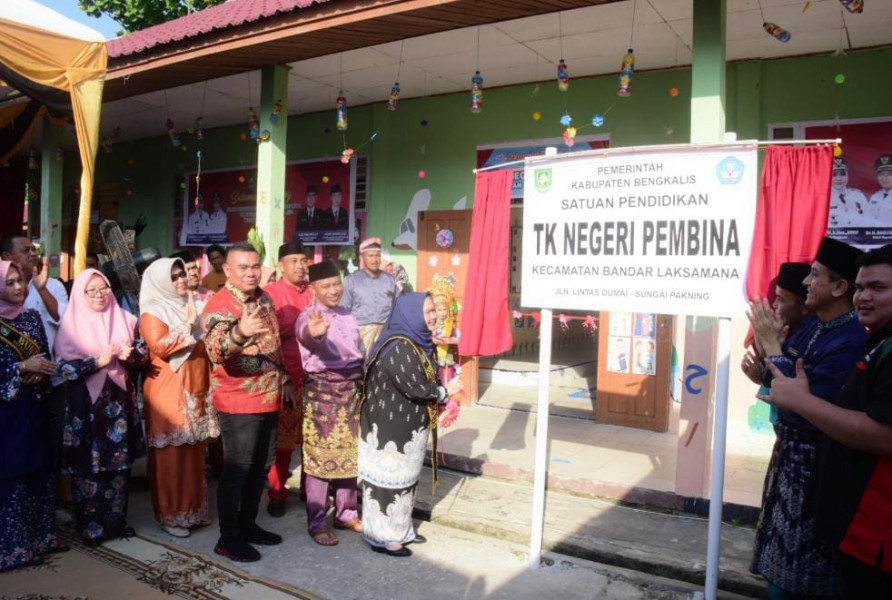 Ciptakan Generasi Sehat, Cerdas dan Berakhlak Mulia, Bupati Kasmarni Resmikan Sekolah TK Negeri Pembina 1 kecamatan Bandar Laksama