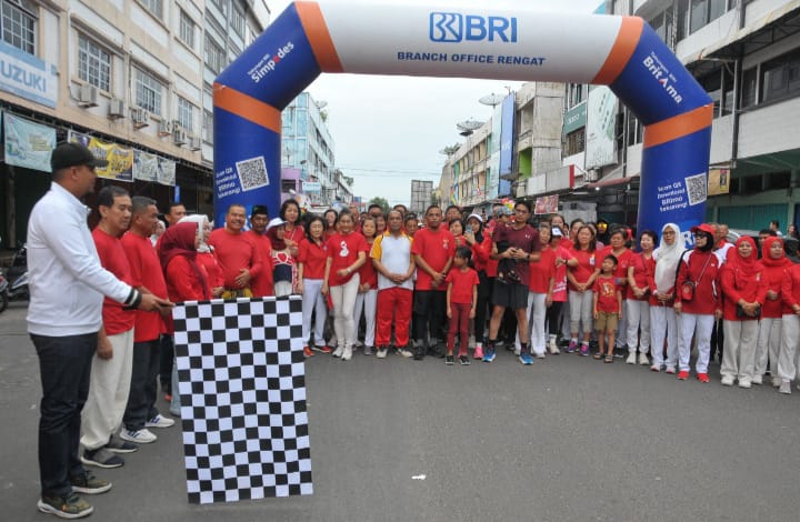 Bupati Inhu Lepas Peserta Jalan Sehat Kelurahan Pasar Kota Rengat