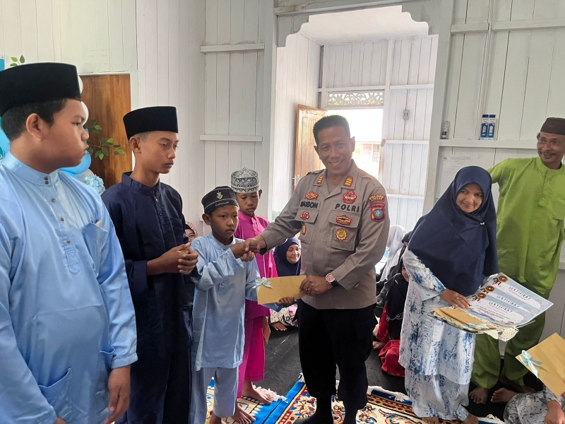 Perkuat Sinergi dan Kamtibmas, Polsek Daik Lingga Hadiri Hari Jadi Kelurahan Daik Sepincan.