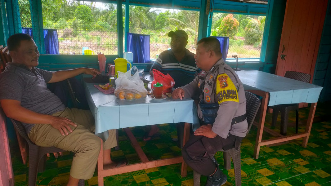 Bhabinkamtibmas Suwartono Sampaikan Pesan Kamtibmas kepada Warga