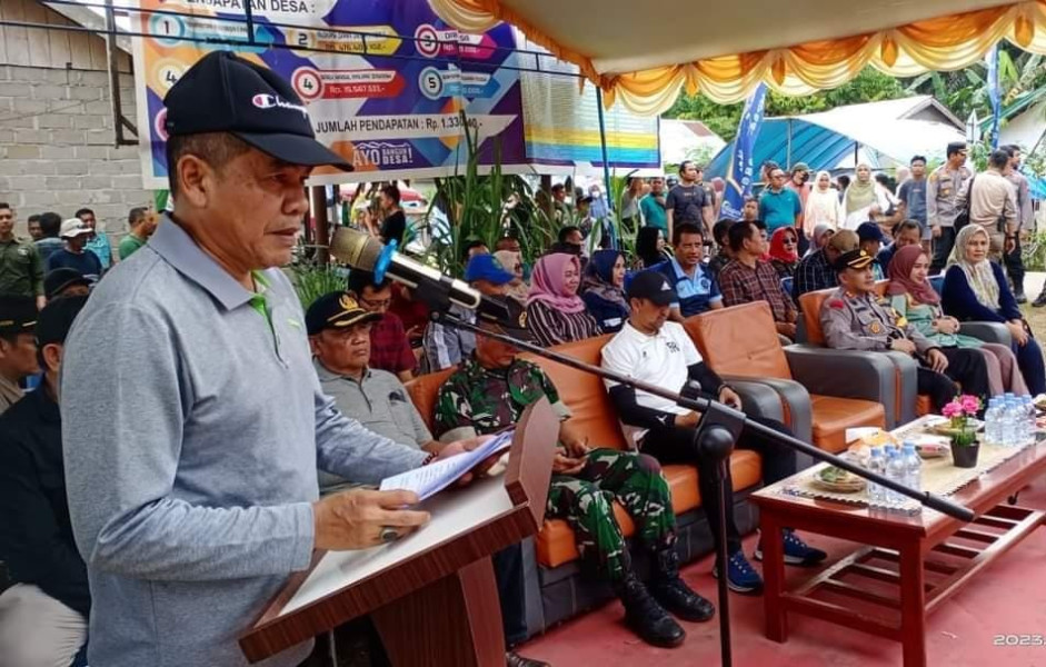 Bupati Inhu Buka Pacu Sampan Tradisional di Pasir Sialang Jaya