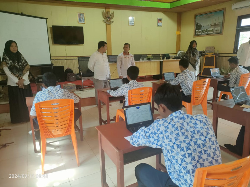 Kades Sungai Intan Pantau Pelaksanaan ANBK SMP IT