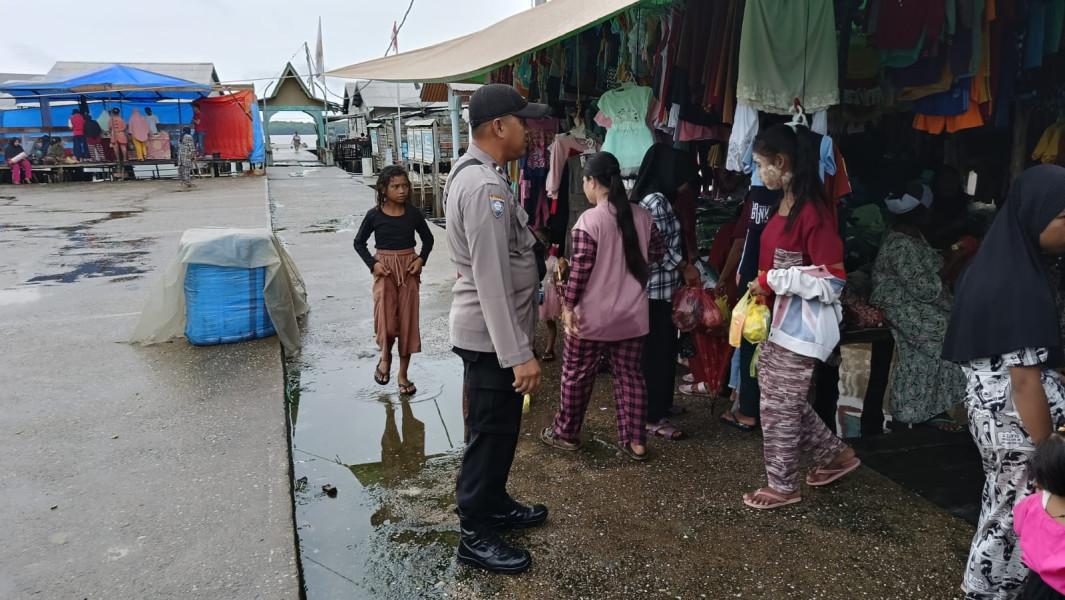 Berikan Rasa Aman, Bhabinkamtibmas Sungai Bela Patroli Sambang ke Pasar Mingguan