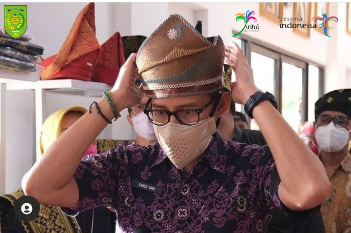 Berhasil Manarik Hati Menparekraf Sandiaga Uno, Tanjak Melayu Berbahan Upeh Kelapa Inhil