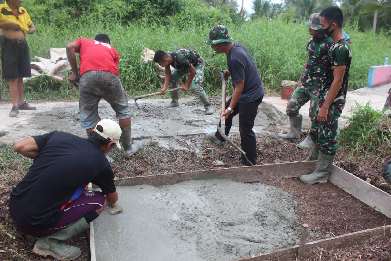 TNI Bersama Warga Bangun Tugu TMMD ke-111 di Jalan Perbatasan Antar Desa