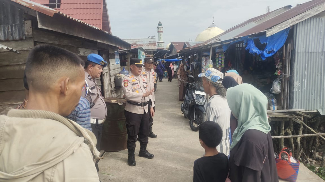 Sambangi Pasar, Kapolsek Tempuling Ajak Warga Jaga Kamtibmas dan Sukseskan Pilkada