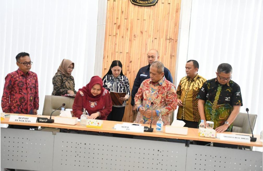 Bupati Kasmarni Tandatangani  Perjanjian Kerjasama dengan Kementerian ESDM, Izin Pembangunan Jalan Lingkar Barat Duri