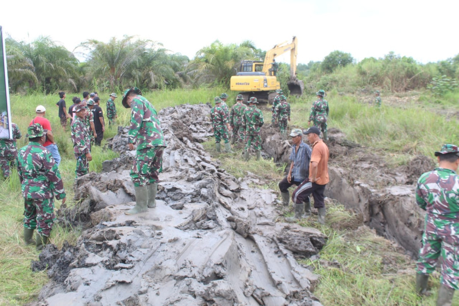 Peduli Banjir, Kodim 0314/Inhil Laksanakan Karya Bakti Pembuatan Kanal Pertanian Masyarakat