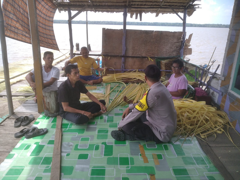 Patroli Dialogis, Bhabinkamtibmas Perigi Raja Berikan Himbauan Kamtibmas dan Pilkada Damai