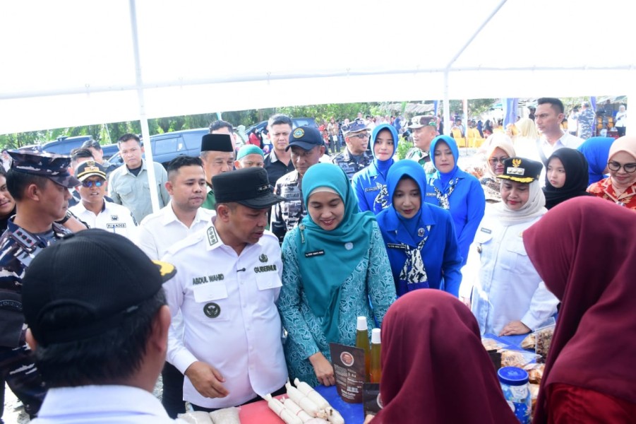 Bupati Kasmarni Apresiasi Danlanal Dumai Gelar Pasar Murah di Pantai Raja Kecik