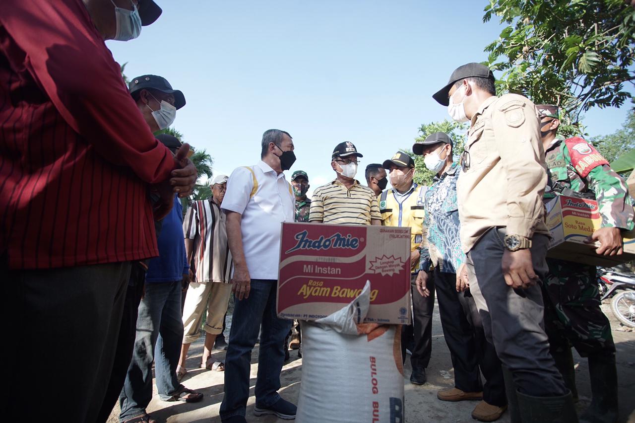 Gubri dan Bupati Inhil Serahkan Bantuan kepada Korban Banjir di Dua Kecamatan