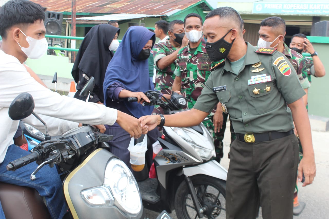 Kodim 0314/Inhil Bersama YVB Berbagi Takjil untuk Masyarakat