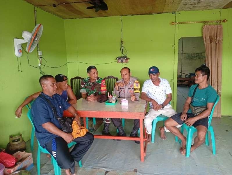 Temui Warga di Warung Kopi, Bhabinkamtibmas Perigi Raja dan Babinsa Ajak Warga Jaga Kamtibmas dan Hindari Perselisihan Pilkada