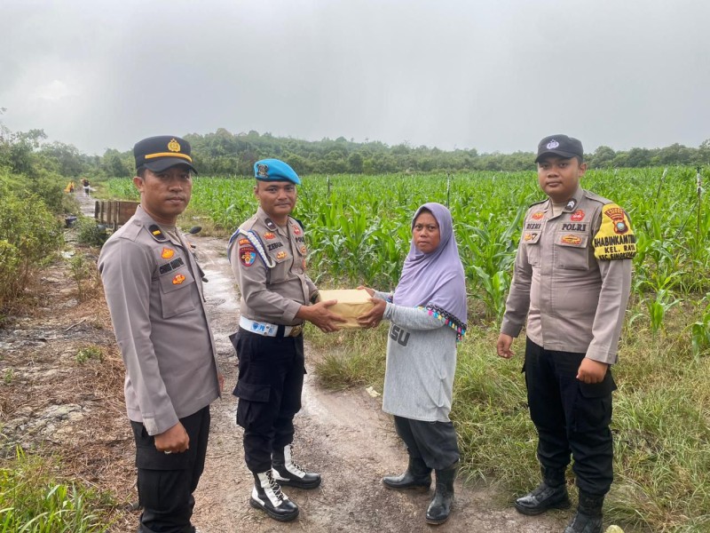 Sentuhan Humanis Polsek Singkep Barat di Hari Buruh Internasional, Buruh Tani Dapat Bantuan Sembako.