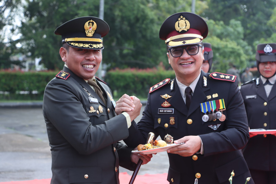 Hadiri Hari Bhayangkara ke-78, Dandim 0314/Inhil Serahkan Nasi Tumpeng ke Kapolres Inhil