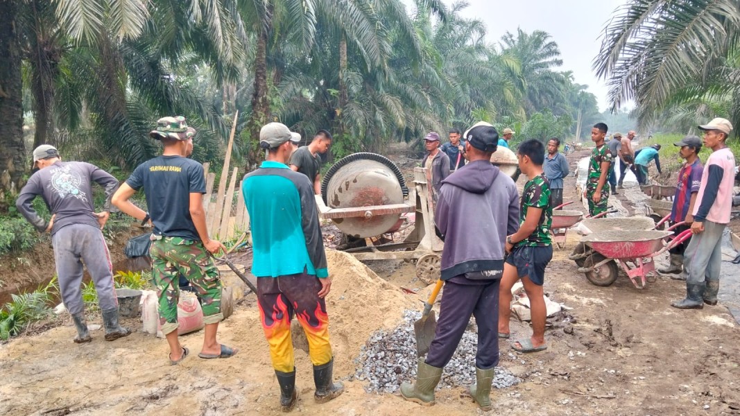 Jalan Desa Kuala Lemang Segera Mulus, Kodim 0314/Inhil dan Warga Bergotong Royong Kebut Semenisasi