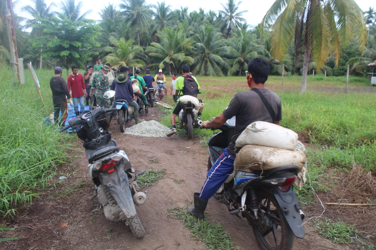 Satgas TMMD Inhil Bersama Warga Langsir Bahan Material Jalan Penghubung Antar Desa