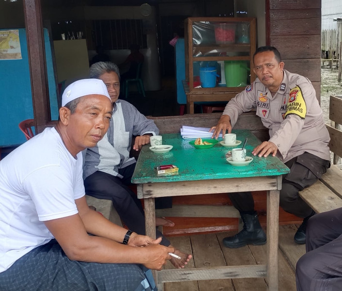 Ngopi Bersama Warga, Bhabinkamtibmas Sungai Buluh Sampaikan Pesan Kamtibmas dan Pilkada Damai