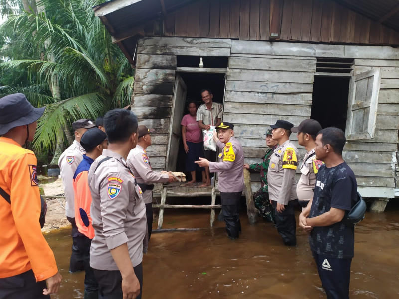 Kapolsek Mandau Turun langsung Meninjau Warga Dan Memberikan Bansos kepada warga Terdampak banjir