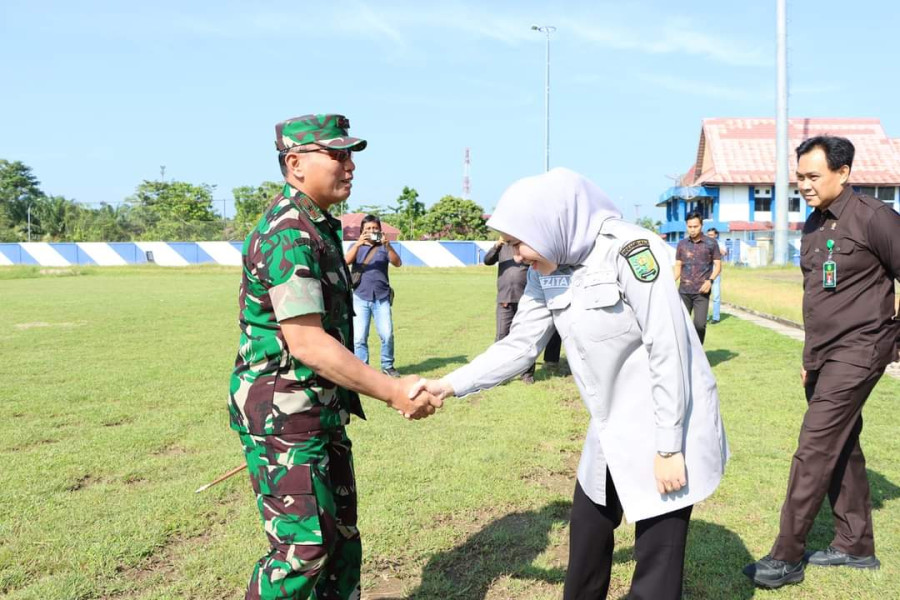 Bupati Rezita Sambut Danrem 031/WB di Stadion Narasinga Rengat