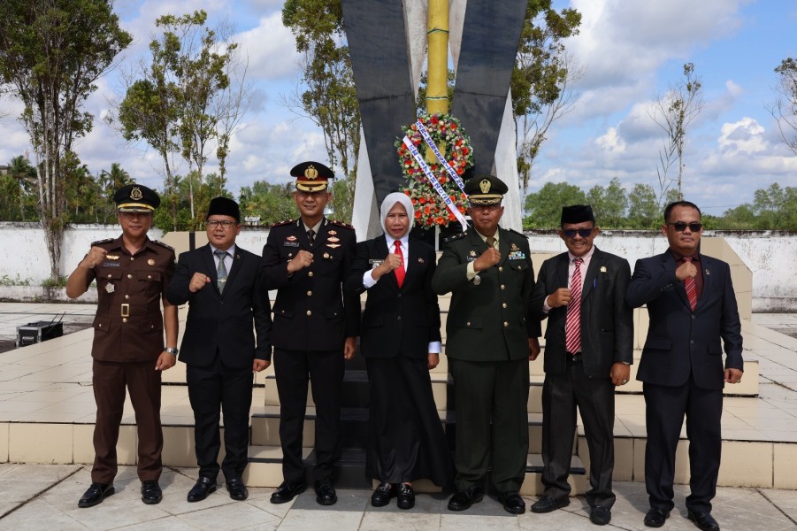 Wakil Bupati Inhil Yuliantini Pimpin Ziarah Di Taman Makam Pahlawan Tembilahan