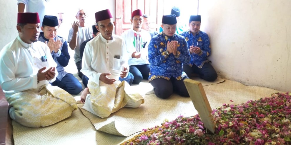 Penghormatan terakhir, UAS Takziah dan Ziarah Makam Almarhum Al-Azmi Bin Muhammad Nur