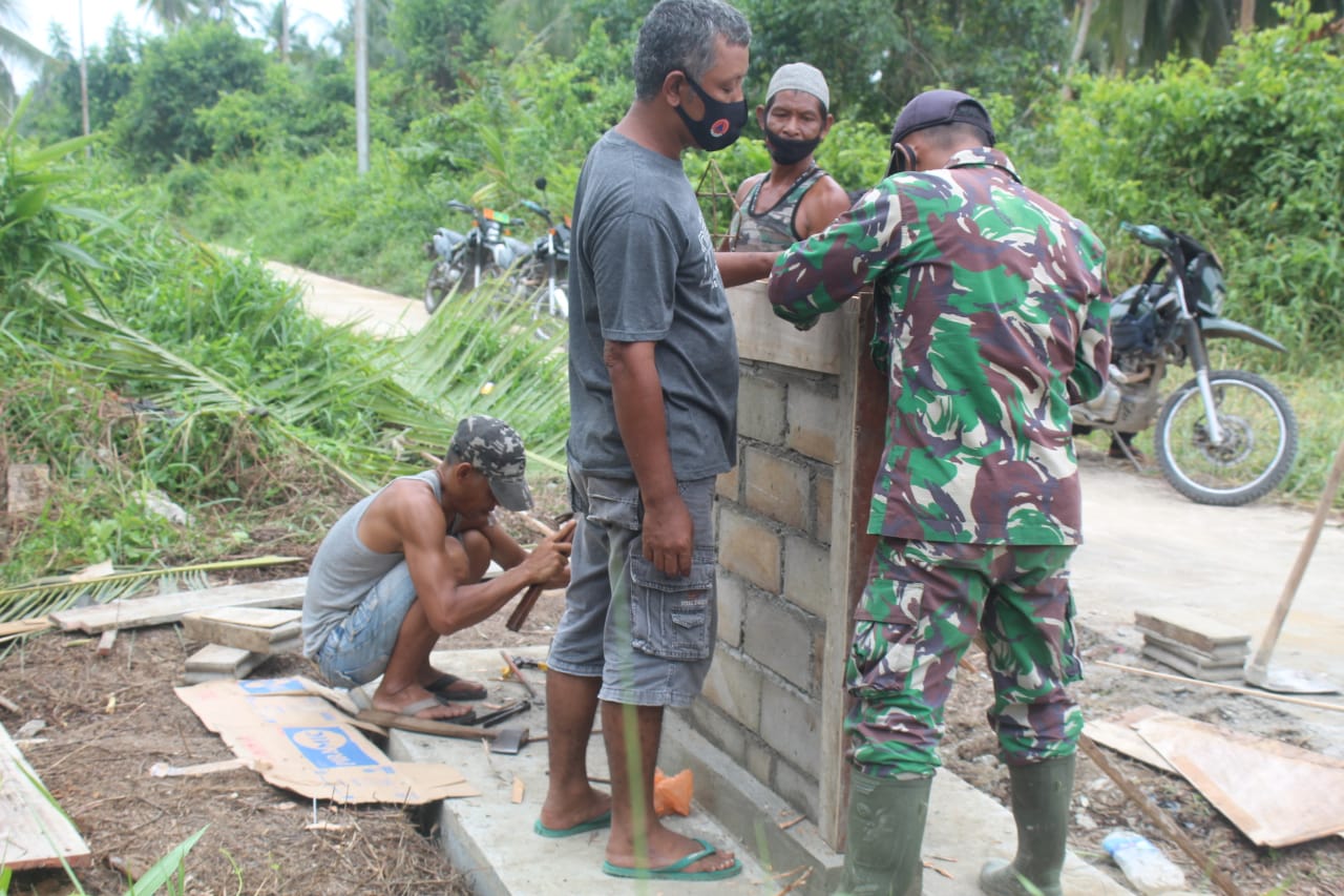 Dua Kades Ini Aktif Ikut Gotong Royong Bersama Satgas TMMD Inhil