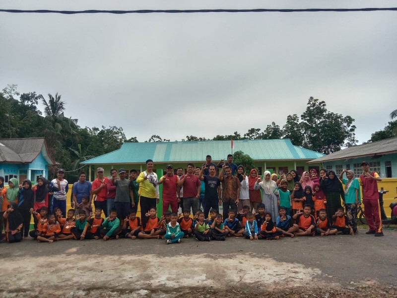 Komite dan Orang Tua Murid Gotong Royong Bersihkan Perumahan Guru SD 002 Selayar.