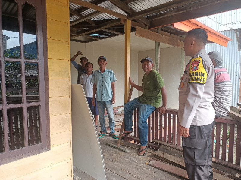 Sambangi Warga, Bhabinkamtibmas Perigi Raja Ajak Jaga Kamtibmas yang Kondusif