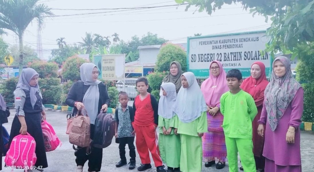 Melalui Program Bermasa, Camat Rusydy dan Komunitas Emak- Emak Berbagi di Jum'at Berkah