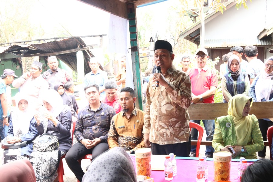 Bupati Inhil Salurkan Bantuan kepada Warga Korban Kebakaran di Lorong Waspada