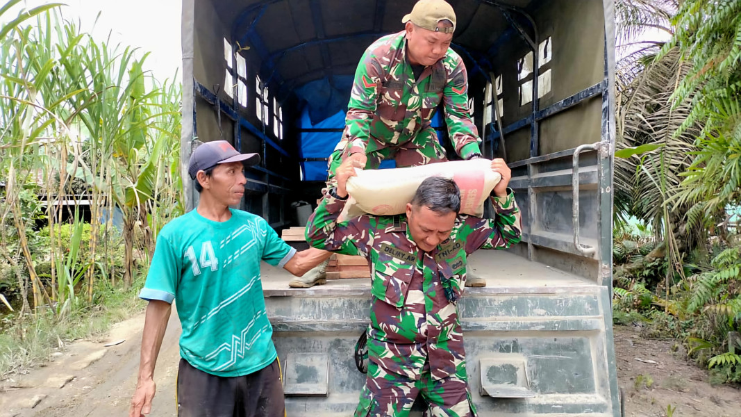 Akses Mobilisasi Terbatas, Personel Kodim 0314/Inhil Pikul Material ke Lokasi Sumur Bor