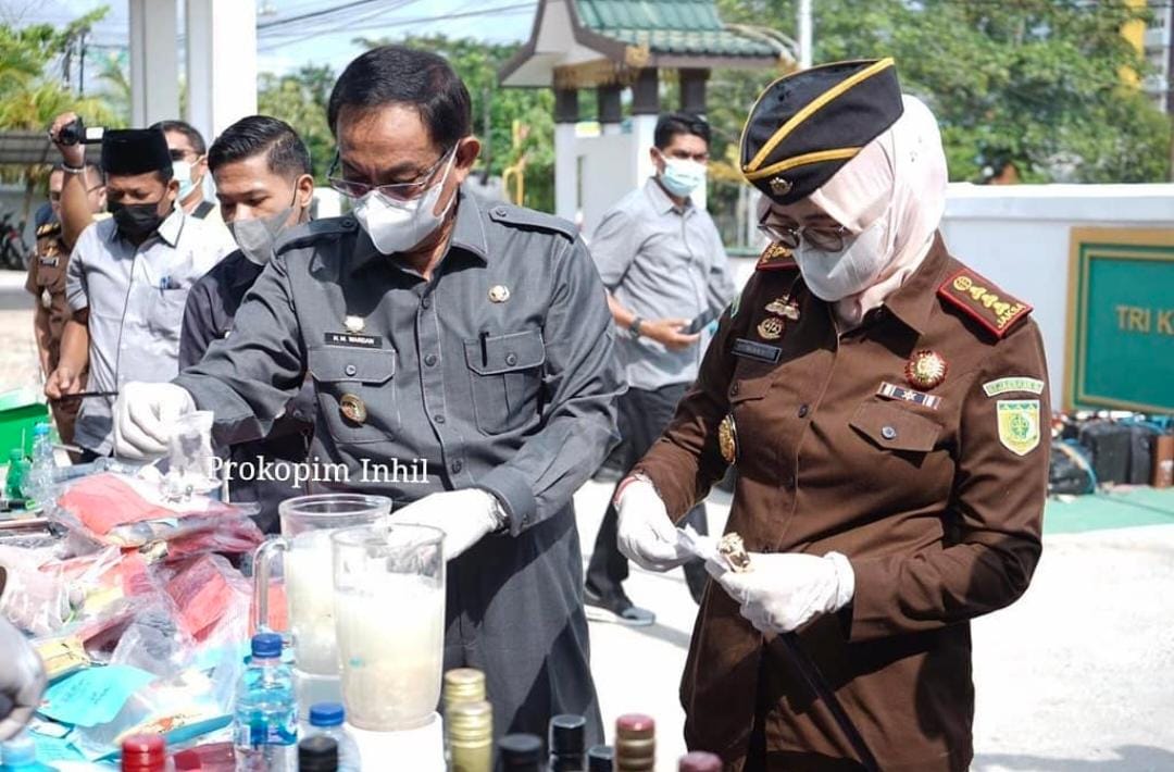 Bupati HM Wardan Menghadiri Pemusnahan Barang Bukti di Kejaksaan Negeri Tembilahan Tahun 2021