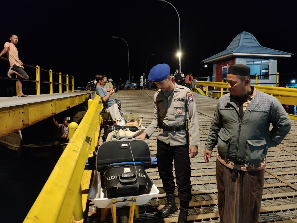 Satpolairud Polres Lingga Perketat Pemerikasaan di Pelabuhan Roro. Guna Mencegah Masuknya Barang Ilegal di Kabupaten Lingga.